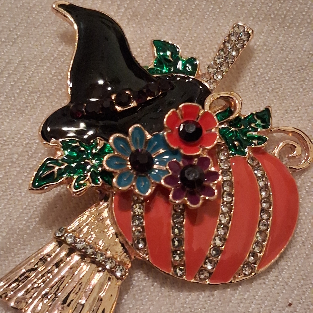 Halloween Witch Hat Brooch with Pumpkin, Broom, and Flowers🎃🧹🧙‍♀️🌻 - Picture 2 of 6
